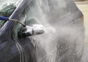 Auto waschen mit Schlauch