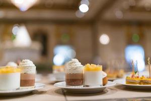 Catering-Essen, Dessert und Süßes, Mini-Häppchen, Snacks und Vorspeisen, Essen für die Veranstaltung, Süßigkeiten foto