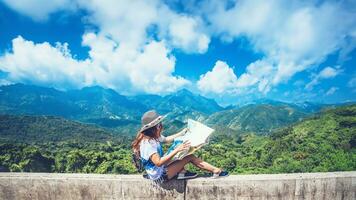 asiatische frauen reisen im urlaub entspannen. Karte ansehen Route erkunden. Thailand foto