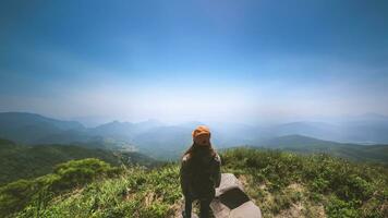 asiatische frauen reisen entspannen im urlaub. Stehen und beobachten Sie die Landschaft auf dem Berg. Bergpark glücklich. in Thailand foto