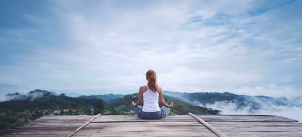 frau asien reisende. spielen, wenn Yoga. phetchabun phutubberg thailand foto