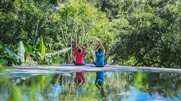 asiatische frau und asiatischer mann reisen natur. Reisen entspannen. Yoga-Haltungskonzept, gute Gesundheitsversorgung mit Yoga-Haltungen. Outdoor-Übungen entspannen Yoga. foto