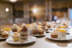 Catering-Essen, Dessert und Süßes, Mini-Häppchen, Snacks und Vorspeisen, Essen für die Veranstaltung, Süßigkeiten foto