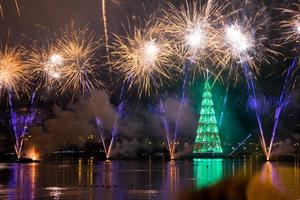 einweihung des weihnachtsbaums der lagune rodrigo de freitas - rio de janeiro foto