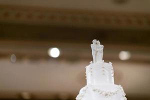 Hochzeitspuppenkuchen, Liebespaar, Teddybär auf Hochzeitstorte foto