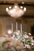 Kerze im Dunkeln, Hochzeitskerze mit Bokeh-Lichthintergrund foto