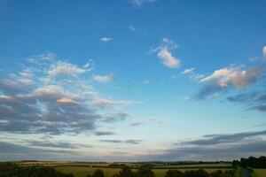 die meisten schön hoch Winkel Aussicht von dramatisch Himmel und Wolken Über britisch Landschaft Landschaft während Sonnenuntergang foto
