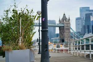 niedrig Winkel Aussicht von zentral London Stadt beim Fluss Themse und Turm London Brücke während ein wolkig Tag von Juni 18., 2023. London, England, vereinigt Königreich, großartig Großbritannien Tour. foto