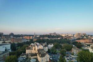 schön Antenne Aufnahmen von britisch Tourist Attraktion beim Meer Aussicht von Bournemouth Stadt von England großartig Großbritannien Vereinigtes Königreich. hoch Winkel Bild gefangen mit Drohnen Kamera auf September 9., 2023 während Sonnenuntergang foto