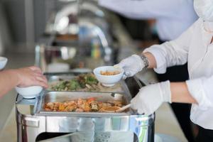 das Essen schöpfen, Catering, Abendessenszeit foto