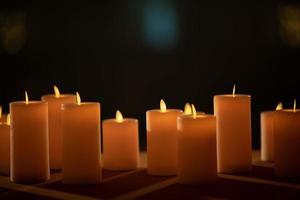 Kerze im Dunkeln, Hochzeitskerze mit unscharfem Hintergrund foto