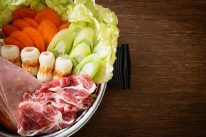 Sukiyaki oder Shabu Hot Pot schwarze Suppe mit rohem Fleisch und Gemüse - japanische Küche foto