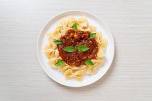 Farfalle Nudeln mit Basilikum und Knoblauch in Tomatensauce - italienische Sauce