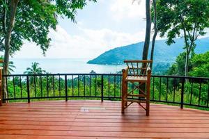 leerer stuhl auf balkon mit meerblickhintergrund in thailand foto