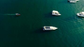 Boote auf Blau Wasser Drohne Schuss foto