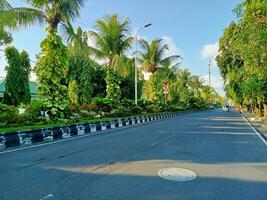 Denpasar, Bali, Indonesien - - 19 kann 2023 - - das Atmosphäre auf pbsudirman Straße welche ist im das Mitte von denpasar Stadt im das Morgen foto