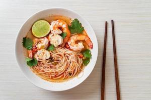 Nudeln mit scharfer Suppe und Shrimps oder Tom Yum Kung - asiatische Küche