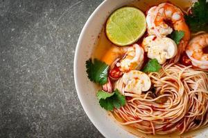 Nudeln mit scharfer Suppe und Shrimps oder Tom Yum Kung - asiatische Küche