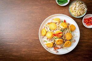 gebratene Sojasprossen, Eiertofu und Schweinehackfleisch - asiatische Küche foto