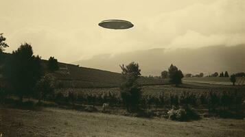 generativ ai, UFO Über das Italienisch Landschaft Jahrgang Foto, Aliens Zeugen retro 1930er Jahre Stil Fotografie foto