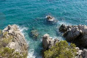 Antenne Aussicht von Türkis Lagune mit untergetaucht Felsen, Spanien foto