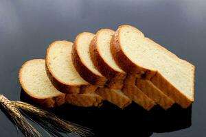 geschnitten Weiß Brot isoliert auf schwarz Hintergrund foto