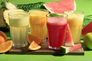 orange, Wasser Melone, Ananas, und Apfel Saft. foto