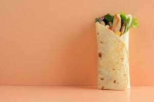 köstlich Hähnchen wickeln mit frisch Grüner Salat und reif Tomaten im Tortilla foto