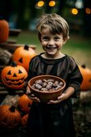 Kind im Halloween Kostüm halten ein Schüssel von Süßigkeiten mit boshaft Grinsen ai generativ foto