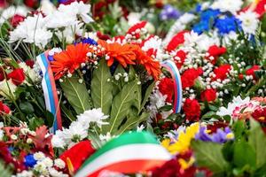 Blumenstrauß mit Band der russischen Flagge. Nationalfeiertag der Russischen Föderation - Bild foto