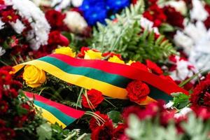 Blumenstrauß mit litauischer Flagge. litauischer Unabhängigkeitstag - Bild foto