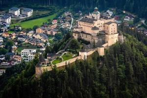 burg und festung hohenwerfen über dem salzachtal bei werfen in österreich foto