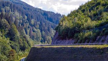 eine malerische asphaltierte Bergstraße durch die Alpen. Österreich. foto