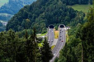 schöne Aussicht auf die Berge und den Eingang zum Autobahntunnel in der Nähe des Dorfes Werfen, Österreich