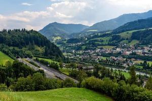 schöne Aussicht auf die Berge und den Eingang zum Autobahntunnel in der Nähe des Dorfes Werfen, Österreich