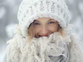 Frau genießt im das Winter Tag im emotional spielerisch Pose ai generativ foto