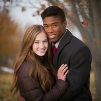 liebend Teenager interracial Paar ist genießen ein romantisch Herbst Tag ai generativ foto