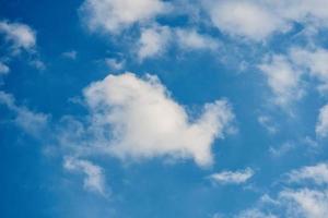 Wolken über blauem Himmel foto