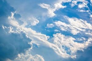 Wolken über blauem Himmel foto