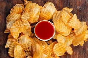 hausgemachtes Rezept für geräucherte Paprika-Kartoffelchips foto