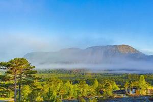 morgens sonnenaufgang nebel wolken und berge naturlandschaft nissedal norwegen.
