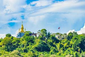 Phousi Hill Luang Prabang Laos und Wat Chom Si Stupa. foto
