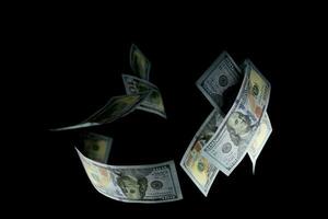 Geldgruppe 100 US-Dollar-Banknoten auf schwarzem Hintergrund foto