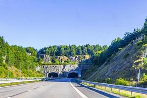 Fahrt durch Schweden in Richtung Tunnel im Sommer.