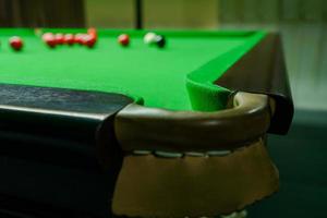 Snooker-Bälle auf grünem Snooker-Tisch