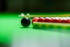 Snooker-Bälle auf grünem Snooker-Tisch foto