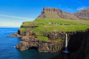 Mulafossur auf Vagar Island, Färöer an einem schönen Tag mit klarem Himmel im Sommer foto