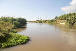 der fluss llobregat, der durch die region baix llobregat in der nähe der stadt barcelona fließt. foto