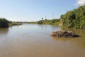 der fluss llobregat, der durch die region baix llobregat in der nähe der stadt barcelona fließt. foto