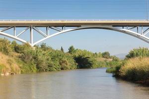 der fluss llobregat, der durch die region baix llobregat in der nähe der stadt barcelona fließt. foto